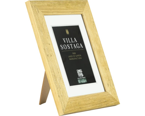 Un cadre photo en bois sur pied avec une plaque d information Villa Sostaga.