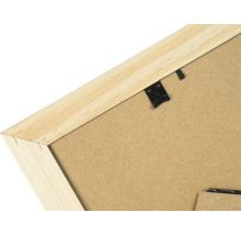 Rückseite eines Bilderrahmens aus Holz mit Aufhänger und Rückwand aus Hartfaserplatte.