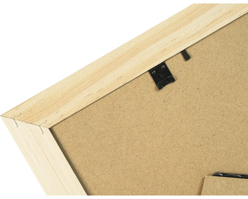 Rückseite eines Bilderrahmens aus Holz mit Aufhänger und Rückwand aus Hartfaserplatte.