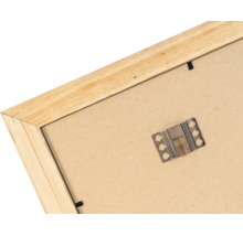 Vue arrière d'un cadre photo en bois avec système de suspension en métal