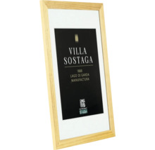Cadre photo en bois avec passe-partout et une affiche informative de Villa Sostaga.