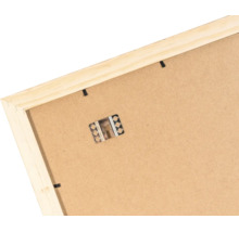 Dos d un cadre photo en bois avec dispositif de suspension en métal