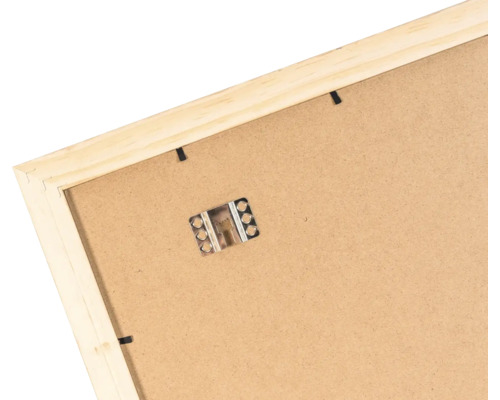 Dos d un cadre photo en bois avec dispositif de suspension en métal