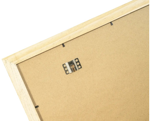 Rückseite eines Bilderrahmens aus Holz mit Aufhängevorrichtung