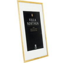 Un cadre photo rectangulaire avec bordure aspect bois et passe-partout présentant une affiche avec le logo et le texte Villa Sostaga.