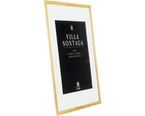 Un cadre photo rectangulaire avec bordure aspect bois et passe-partout présentant une affiche avec le logo et le texte Villa Sostaga.