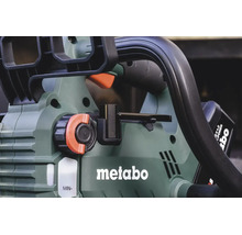 Detailansicht der Metabo Akku Kettensäge mit Gehäusedetails und Akku