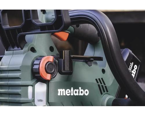 Detailansicht der Metabo Akku Kettensäge mit Gehäusedetails und Akku