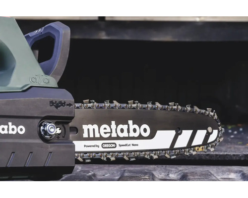 Detailansicht der Metabo Kettensäge mit Oregon SpeedCut Nano Schwert und Sägekette.