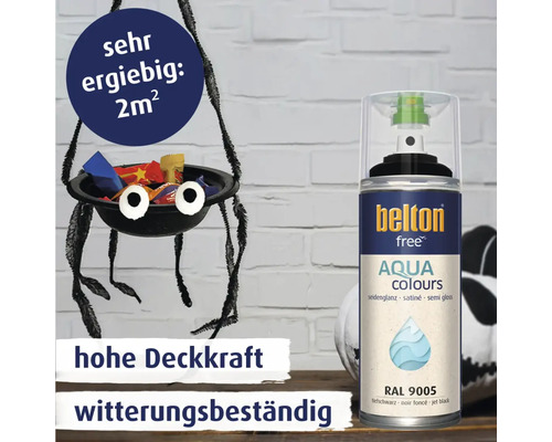 Eine Spraydose Belton Aqua Colours Tiefschwarz seidenglanz neben einer selbstgemachten Spinnendekoration aus einer Schale mit Süßigkeiten.