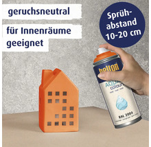 Hand sprüht Belton Aqua Sprühlack auf ein dekoratives Hausobjekt. Informationen zu Geruchsneutralität, Eignung für Innenräume und Sprühabstand.