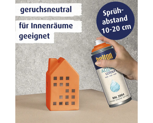 Hand sprüht Belton Aqua Sprühlack auf ein dekoratives Hausobjekt. Informationen zu Geruchsneutralität, Eignung für Innenräume und Sprühabstand.