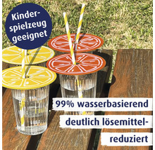 Trinkglasabdeckungen mit Zitrusmotiv auf Gläsern mit Trinkhalmen auf einer Holzbank.