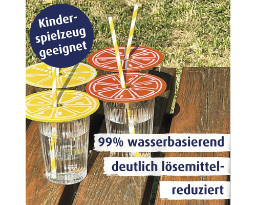 Trinkglasabdeckungen mit Zitrusmotiv auf Gläsern mit Trinkhalmen auf einer Holzbank.