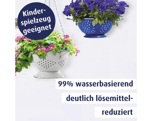 Zwei als Blumenampel umfunktionierte Siebe mit blühenden Pflanzen, ausgezeichnet für Kinderspielzeug geeignet und wasserbasiert.