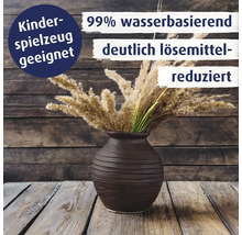 Dunkelbraune Vase aus Keramik mit Trockengras auf rustikalem Holztisch für kindergeeignete Farbe mit reduziertem Lösemittelgehalt