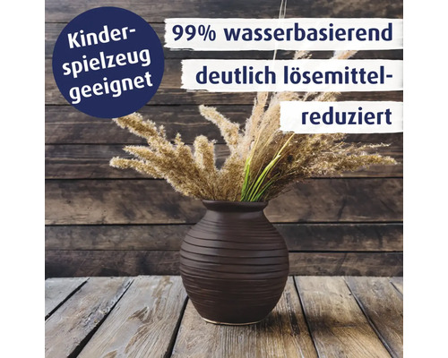 Dunkelbraune Vase aus Keramik mit Trockengras auf rustikalem Holztisch für kindergeeignete Farbe mit reduziertem Lösemittelgehalt