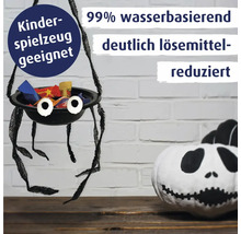 Halloween Dekoration mit einer hängenden Spinnen Schale voller Süßigkeiten und einem bemalten Kürbis vor einer Backsteinwand