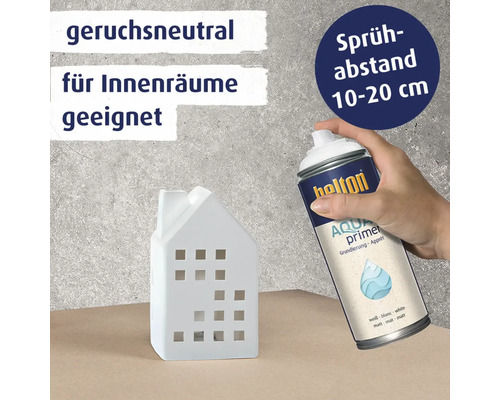 Holton Aqua Primer Grundierung Spraydose mit einer Hand und einem kleinen Deko Haus aus Keramik.
