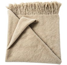 Weiche Wohndecke mit Fransen in beige.