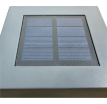 Panneau solaire carré pour éclairage extérieur à monter sur poteau ou surface.