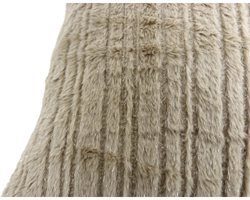 Coussin doux aspect fourrure avec structure à rayures verticales pour les espaces de vie