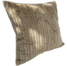 Coussin décoratif carré avec surface en fourrure synthétique douce et structure à rayures verticales.