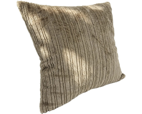 Coussin décoratif carré avec surface en fourrure synthétique douce et structure à rayures verticales.