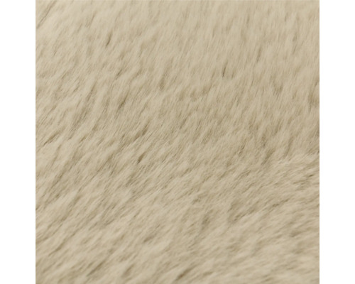 Gros plan sur un tapis en fausse fourrure moelleux à la structure dense