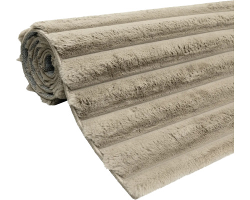 Ein aufgerollter Badezimmerteppich mit weicher Struktur und gerilltem Design.