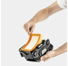 Personne retirant un filtre à cartouche d un aspirateur multifonction Kärcher