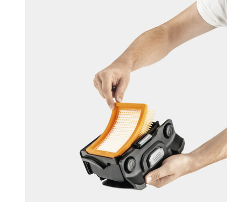 Personne retirant un filtre à cartouche d un aspirateur multifonction Kärcher
