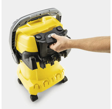 Main actionnant le mécanisme de verrouillage de l'aspirateur polyvalent Kärcher avec porte-accessoires.