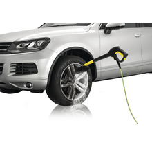 Une brosse de lavage pour jantes Kärcher nettoie la jante d une voiture avec un nettoyeur haute pression.