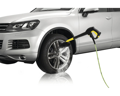 Une brosse de lavage pour jantes Kärcher nettoie la jante d une voiture avec un nettoyeur haute pression.