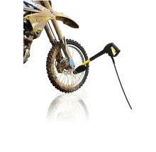 Un nettoyeur haute pression Karcher avec brosse de lavage nettoie la roue boueuse d'une moto de cross.