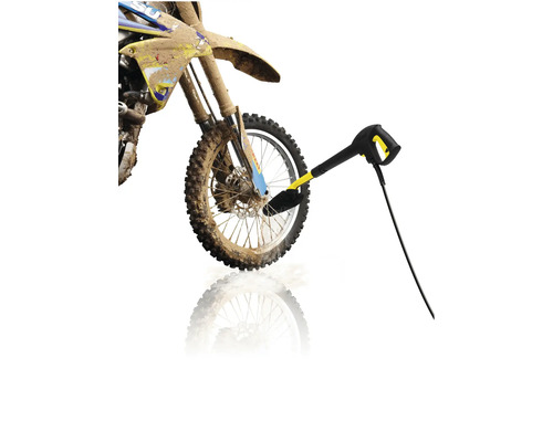 Un nettoyeur haute pression Karcher avec brosse de lavage nettoie la roue boueuse d'une moto de cross.