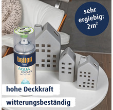 Belton free Aqua colours Lackspray auf einem Tisch mit drei dekorativen Häuserfiguren, hohe Deckkraft, witterungsbeständig, 2 Quadratmeter Reichweite.