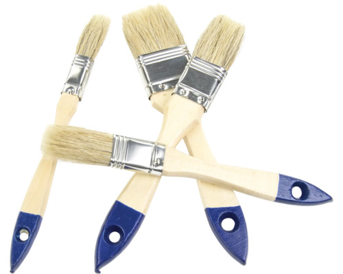 Set aus vier Flachpinseln mit Holzstielen und Borstenbesatz zur Verwendung bei Malerarbeiten