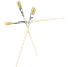 Drei Malerpinsel mit Holzstiel und Metallzwinge