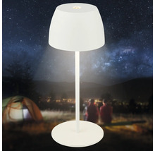 Moderne LED Akkuleuchte für den Außenbereich mit rundem Lampenschirm und stabilem Standfuß vor einer nächtlichen Campinglandschaft.