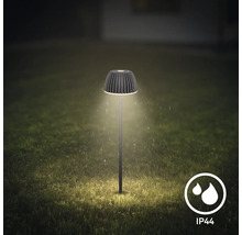 Moderne LED Wegeleuchte für den Garten mit Schutzart IP44 gegen Spritzwasser bei Nacht im Regen