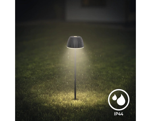 Moderne LED Wegeleuchte für den Garten mit Schutzart IP44 gegen Spritzwasser bei Nacht im Regen