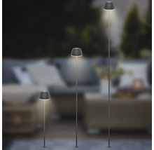 Drei LED Gartenstecker in verschiedenen Höhen mit geripptem Lampenschirm als stimmungsvolle Außenbeleuchtung im Garten.