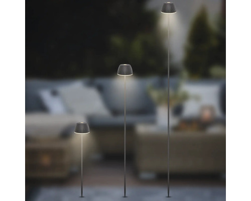 Drei LED Gartenstecker in verschiedenen Höhen mit geripptem Lampenschirm als stimmungsvolle Außenbeleuchtung im Garten.