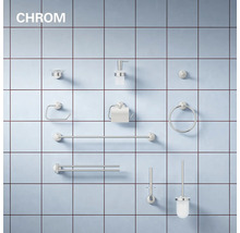 Ensemble d accessoires de salle de bain en métal aspect chrome, montés sur un mur carrelé, comprenant distributeur de savon et porte serviettes.