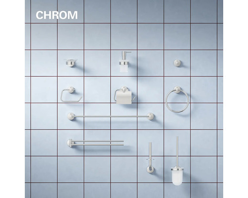 Ensemble d accessoires de salle de bain en métal aspect chrome, montés sur un mur carrelé, comprenant distributeur de savon et porte serviettes.