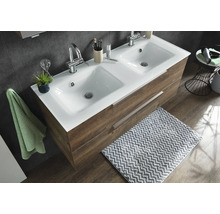Doppelwaschtisch mit weissem Keramikbecken und Unterschrank in Holzoptik mit zwei Auszügen in einem modern eingerichteten Badezimmer.
