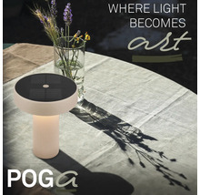 Poga Solar Tischleuchte auf einem Tisch mit Blumenvase im Hintergrund