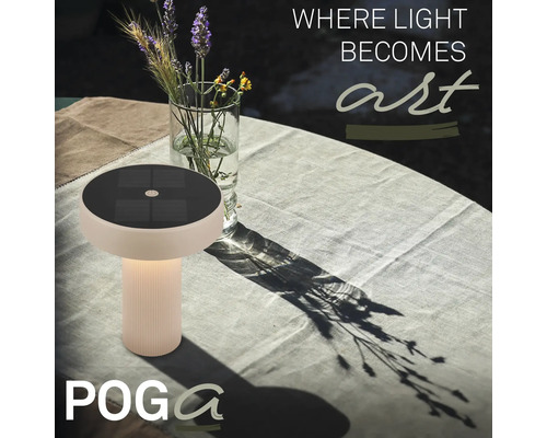 Poga Solar Tischleuchte auf einem Tisch mit Blumenvase im Hintergrund